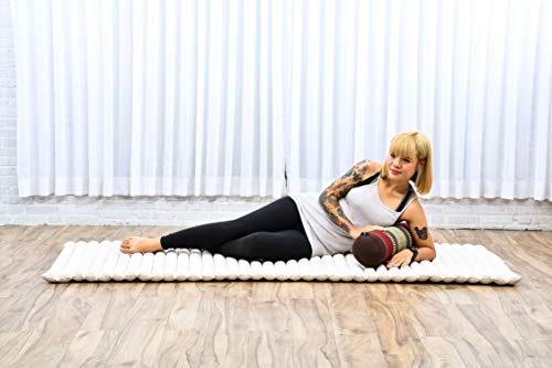 Leewadee Yoga Bolster pequeño – Cojín Alargado para Pilates y meditación, reposacabezas Hecho a Mano de kapok ecológico, 55 x 15 x 15 cm, marrón Rojo Leewadee Yoga Bolster pequeño – Cojín Alargado para Pilates y meditación, reposacabezas Hecho a Mano de kapok ecológico, 55 x 15 x 15 cm, marrón Rojo