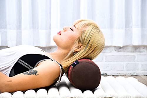 Leewadee Yoga Bolster pequeño – Cojín Alargado para Pilates y meditación, reposacabezas Hecho a Mano de kapok ecológico, 55 x 15 x 15 cm, marrón Rojo Leewadee Yoga Bolster pequeño – Cojín Alargado para Pilates y meditación, reposacabezas Hecho a Mano de kapok ecológico, 55 x 15 x 15 cm, marrón Rojo