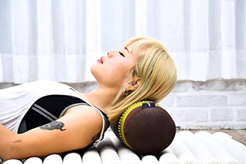 Leewadee Yoga Bolster pequeño – Cojín Alargado para Pilates y meditación, reposacabezas Hecho a Mano de kapok ecológico, 55 x 15 x 15 cm, marrón Verde Leewadee Yoga Bolster pequeño – Cojín Alargado para Pilates y meditación, reposacabezas Hecho a Mano de kapok ecológico, 55 x 15 x 15 cm, marrón Verde