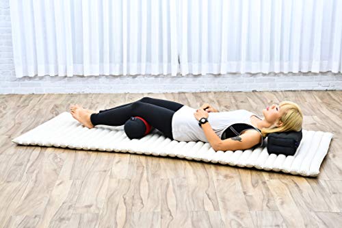 Leewadee Yoga Bolster pequeño – Cojín Alargado para Pilates y meditación, reposacabezas Hecho a Mano de kapok ecológico, 55 x 15 x 15 cm, Negro Rojo