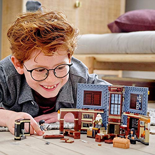 LEGO 76385 Harry Potter Momento Hogwarts: Clase de Encantamientos, Libro de Juguete Coleccionable, Set Portátil, Estuche de Viaje