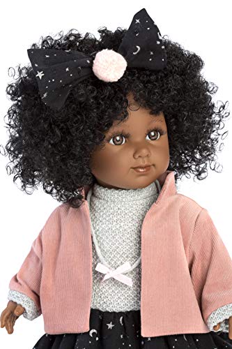 Llorens 53526 Zuri - MuƱeca de Pelo Negro con rizos y Ojos Marrones, Cuerpo Suave, Incluye Traje Moderno, 35 cm, Multicolor Llorens 53526 Zuri - MuƱeca de Pelo Negro con rizos y Ojos Marrones, Cuerpo Suave, Incluye Traje Moderno, 35 cm, Multicolor