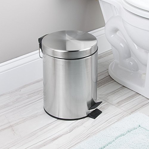 mDesign Cubo de basura con tapa y pedal – Moderna papelera de baño de acero resistente con recipiente interior extraíble – Capacidad: 5 litros – plateado con acabado satinado