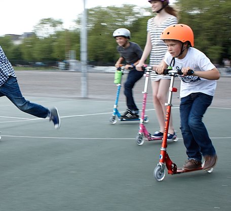 Micro® Sprite, Original Design, Patinete 2 Ruedas Plegable, +6 Años, Peso 2,85kg, Carga Máx 100Kg, Aluminio, Plataforma Antideslizante, Rodamientos ABEC 9 (Rojo)