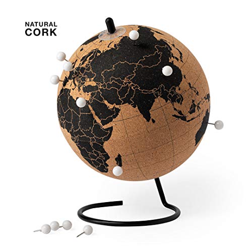 MKTOSASA - Globo Terráqueo Pequeño de Corcho Natural para los más Viajeros. Base Metálica y 12 Marcadores Chincheta Incluidos. Presentado en Caja de Diseño Eco. 15cm de diámetro - Línea Natural MKTOSASA - Globo Terráqueo Pequeño de Corcho Natural para los más Viajeros. Base Metálica y 12 Marcadores Chincheta Incluidos. Presentado en Caja de Diseño Eco. 15cm de diámetro - Línea Natural