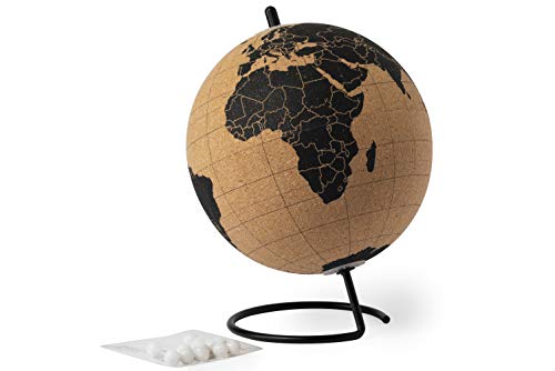 MKTOSASA - Globo Terráqueo Pequeño de Corcho Natural para los más Viajeros. Base Metálica y 12 Marcadores Chincheta Incluidos. Presentado en Caja de Diseño Eco. 15cm de diámetro - Línea Natural MKTOSASA - Globo Terráqueo Pequeño de Corcho Natural para los más Viajeros. Base Metálica y 12 Marcadores Chincheta Incluidos. Presentado en Caja de Diseño Eco. 15cm de diámetro - Línea Natural