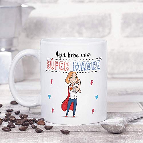 MUGFFINS Tazas Mama para Madres - AQUÍ Bebe UNA Super Madre - Taza Desayuno Original 350 ml - Idea Regalo para el día de la Madre MUGFFINS Tazas Mama para Madres - AQUÍ Bebe UNA Super Madre - Taza Desayuno Original 350 ml - Idea Regalo para el día de la Madre