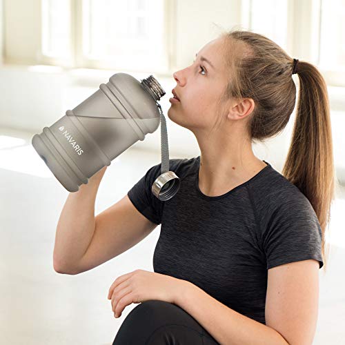 Navaris Botella Deportiva XXL - Bidón de Agua sin BPA - Cantimplora con Tapa y asa - Garrafa Grande de 2.2 litros para Fitness Ciclismo Senderismo Navaris Botella Deportiva XXL - Bidón de Agua sin BPA - Cantimplora con Tapa y asa - Garrafa Grande de 2.2 litros para Fitness Ciclismo Senderismo