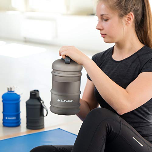Navaris Botella Deportiva XXL - Bidón de Agua sin BPA - Cantimplora con Tapa y asa - Garrafa Grande de 2.2 litros para Fitness Ciclismo Senderismo Navaris Botella Deportiva XXL - Bidón de Agua sin BPA - Cantimplora con Tapa y asa - Garrafa Grande de 2.2 litros para Fitness Ciclismo Senderismo