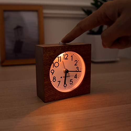 Navaris Reloj analógico de Madera con función Snooze - Despertador Retro en Forma de Cuadrado con luz y Alarma - Reloj silencioso en marrón Oscuro