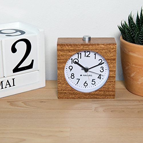 Navaris Reloj analógico de Madera con función Snooze - Despertador Retro en Forma de Cuadrado con luz y Alarma - Reloj silencioso en marrón Oscuro Navaris Reloj analógico de Madera con función Snooze - Despertador Retro en Forma de Cuadrado con luz y Alarma - Reloj silencioso en marrón Oscuro
