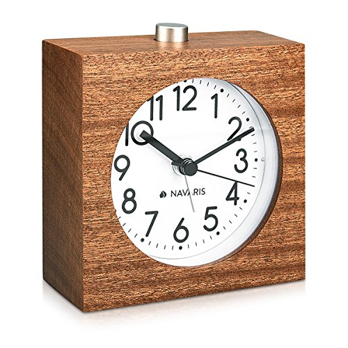 Navaris Reloj analógico de Madera con función Snooze - Despertador Retro en Forma de Cuadrado con luz y Alarma - Reloj silencioso en marrón Oscuro Navaris Reloj analógico de Madera con función Snooze - Despertador Retro en Forma de Cuadrado con luz y Alarma - Reloj silencioso en marrón Oscuro