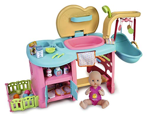 Nenuco- Maxi Care, muñeca bebé con Centro de cuidados con Cambiador, Cuna y Ducha y Accesorios, Todo en uno (Famosa 700015777)