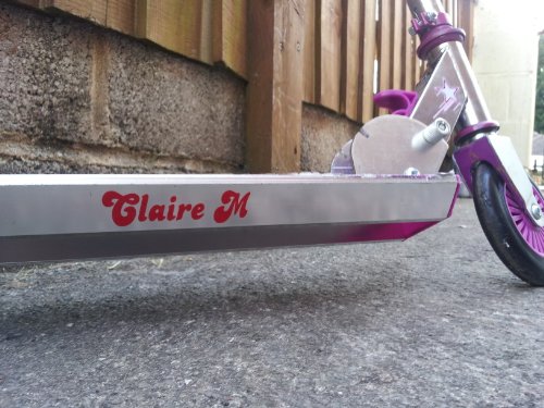 Pegatina de vinilo, con el nombre del scooter, para niños (12 colores) (Fuente 2)