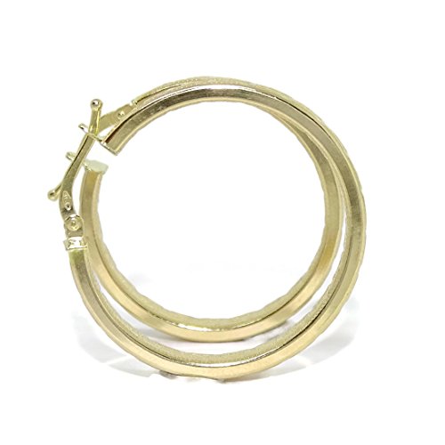 Pendientes de aro de oro amarillo de 18k con greca, tubo cuadrado de 4mm y 3.00 cm de diámetro exterior. Cierre fácil click.