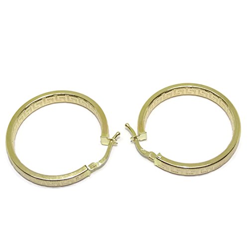 Pendientes de aro de oro amarillo de 18k con greca, tubo cuadrado de 4mm y 3.00 cm de diámetro exterior. Cierre fácil click.