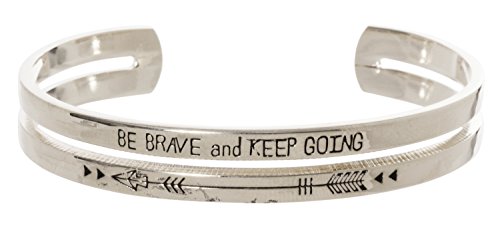 Pulsera con grabado de búho artesanal con texto en inglés "Be Brave and Keep Going Arrow"