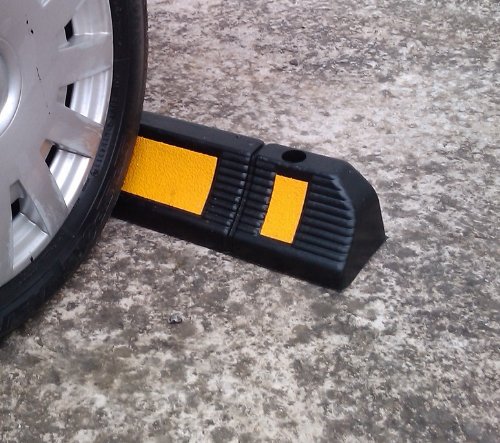 RWS-225x2 Tope para rueda de goma para estacionar en estacionamientos comerciales y domésticos y garajes privados, de color negro-amarillo, dimensiones 60x12x10 cm (paquete de 2) RWS-225x2 Tope para rueda de goma para estacionar en estacionamientos comerciales y domésticos y garajes privados, de color negro-amarillo, dimensiones 60x12x10 cm (paquete de 2)