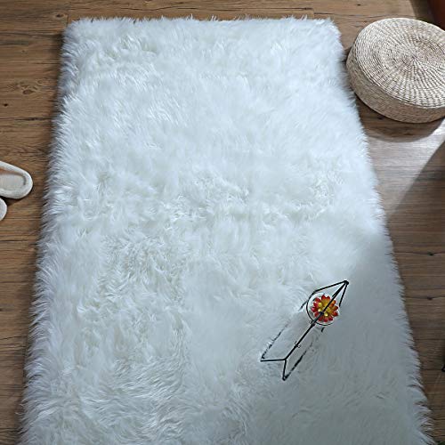 YIHAIC Falso Piel de carnero Vellón Alfombra , Elegante De Pelo Largo Mullida Excelente piel Sintética de calidad Alfombra de Lana (Blanco, 50 x 150 cm)