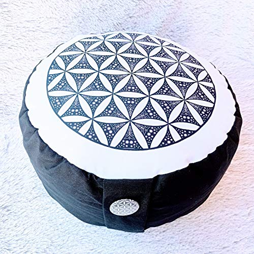 Zafu, cojín de meditación en tonos blanco y negro con mandala inspirado en la flor de la vida diseñado por floresyabejas