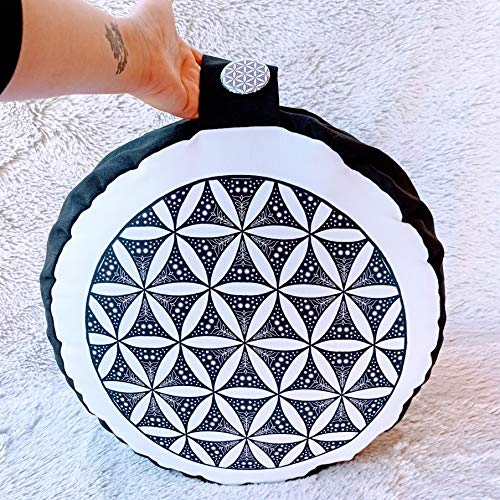 Zafu, cojín de meditación en tonos blanco y negro con mandala inspirado en la flor de la vida diseñado por floresyabejas