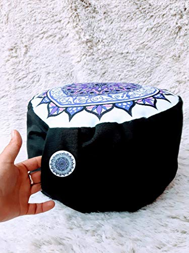 Zafu, cojín de meditación en tonos morados y blanco con mandala lila diseñado por floresyabejas Zafu, cojín de meditación en tonos morados y blanco con mandala lila diseñado por floresyabejas
