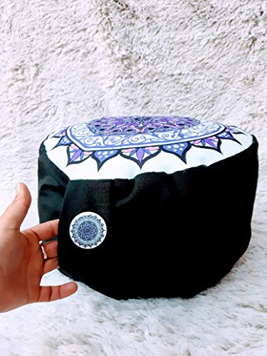 Zafu, cojín de meditación en tonos morados y blanco con mandala lila diseñado por floresyabejas