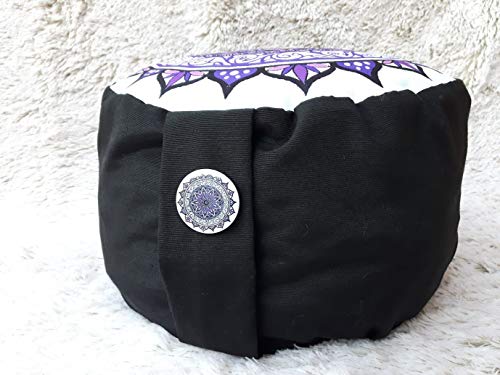 Zafu, cojín de meditación en tonos morados y blanco con mandala lila diseñado por floresyabejas Zafu, cojín de meditación en tonos morados y blanco con mandala lila diseñado por floresyabejas