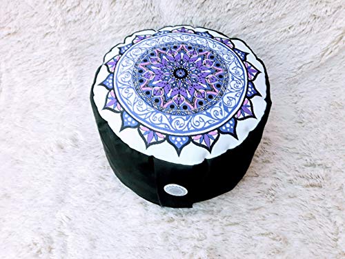 Zafu, cojín de meditación en tonos morados y blanco con mandala lila diseñado por floresyabejas