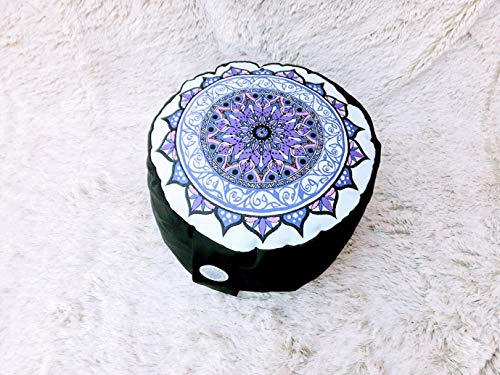 Zafu, cojín de meditación en tonos morados y blanco con mandala lila diseñado por floresyabejas Zafu, cojín de meditación en tonos morados y blanco con mandala lila diseñado por floresyabejas