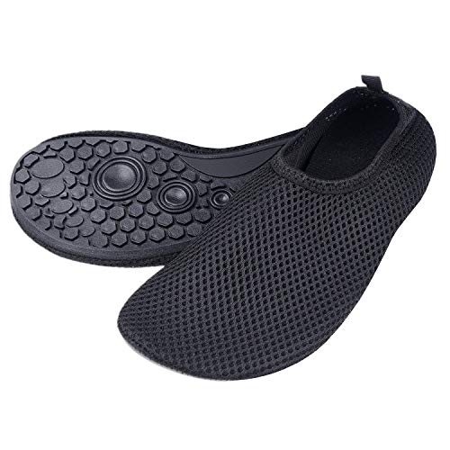 Zapatillas de Agua para Mujeres – Extra Cómodas – Protegen contra la Arena, Agua Fría/Caliente – Calzado de Ajuste Fácil para Nadar (Negro) – (P)US para Mujeres:5.5-6.5/Longitud de la Plantilla: 9.06”