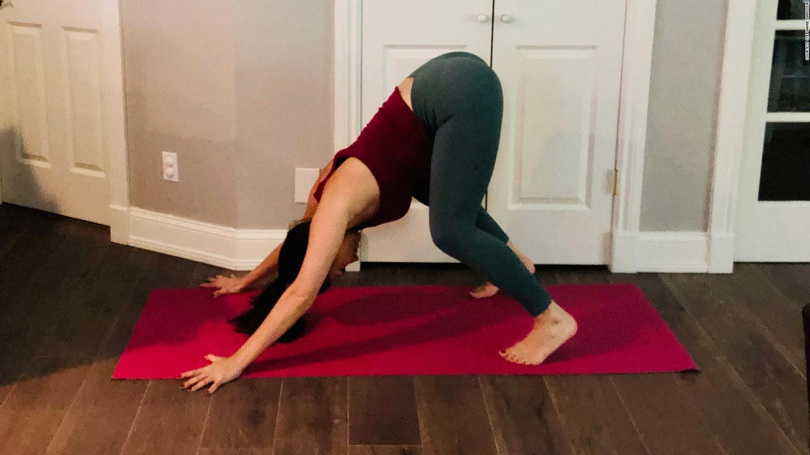 Cómo modificar las poses populares de yoga si eres súper inflexible