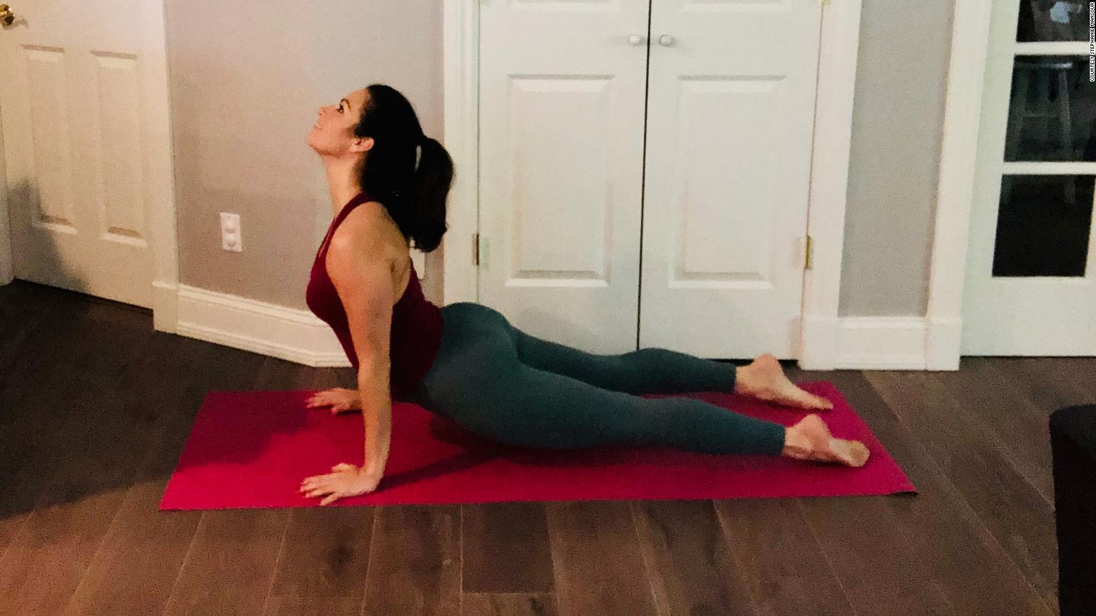 Cómo modificar las poses populares de yoga si eres súper inflexible