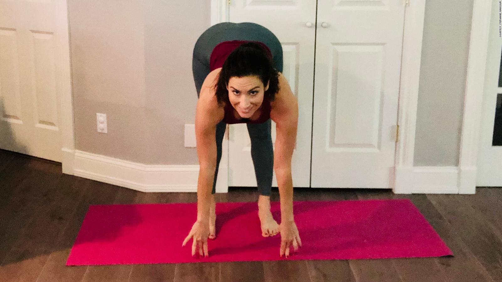 Cómo modificar las poses populares de yoga si eres súper inflexible