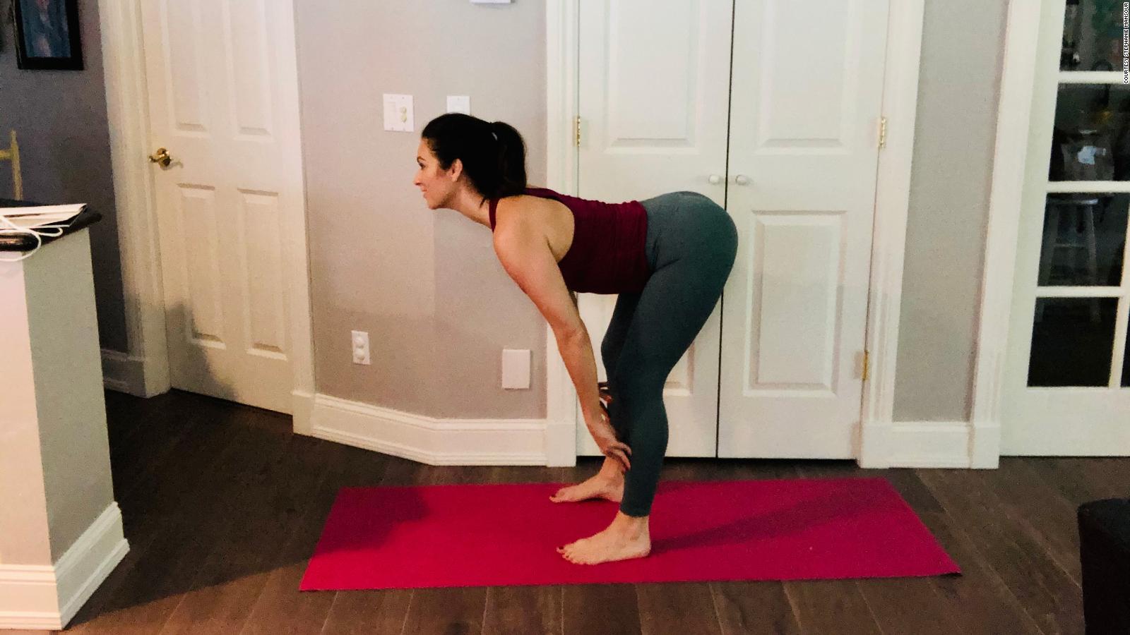 Cómo modificar las poses populares de yoga si eres súper inflexible