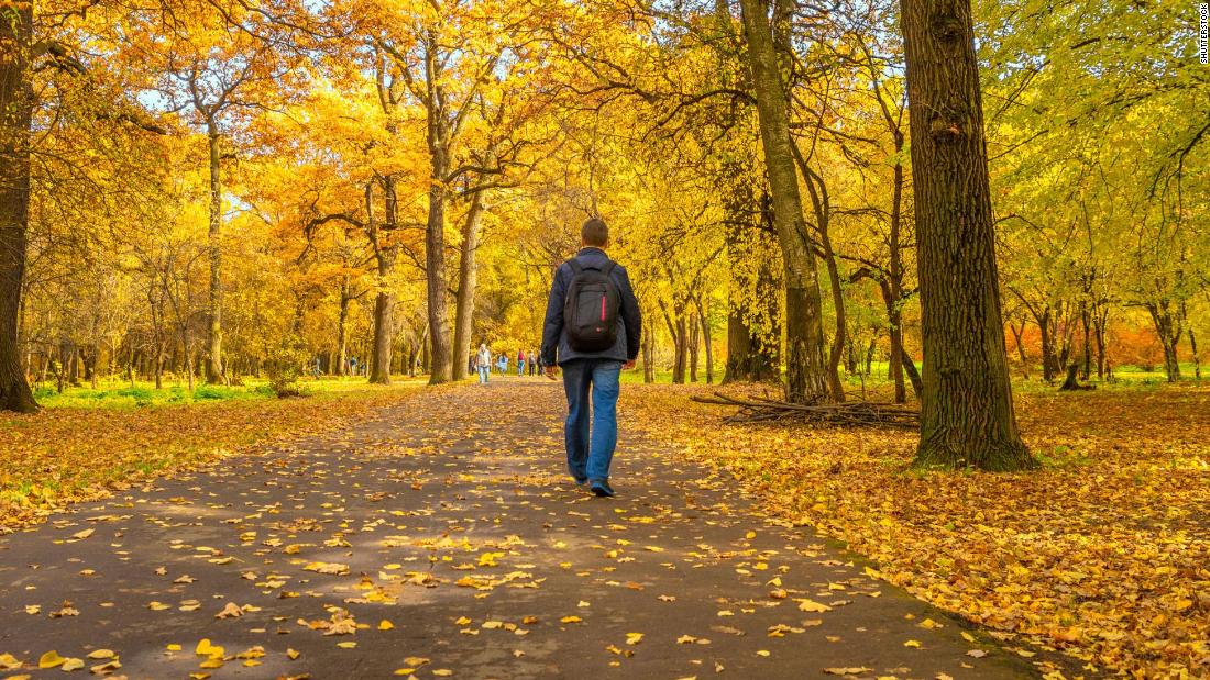 El uso de un rastreador de fitness podría hacerte caminar una milla extra al día