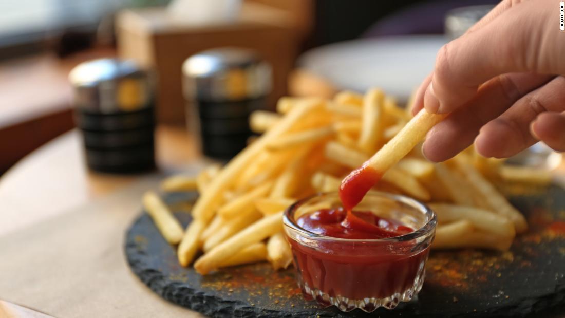 Incluso una pequeña porción de alimentos fritos puede aumentar el riesgo de enfermedades cardíacas, según el estudio.