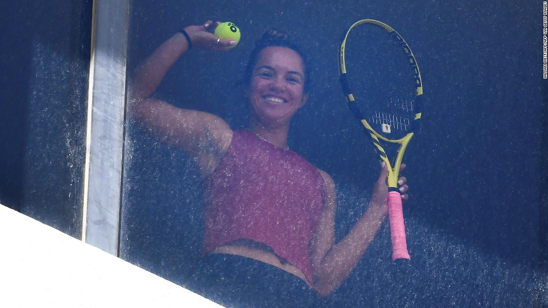 Las estrellas del Abierto Australiano de tenis se vuelven creativas con la práctica mientras están en cuarentena en el hotel.