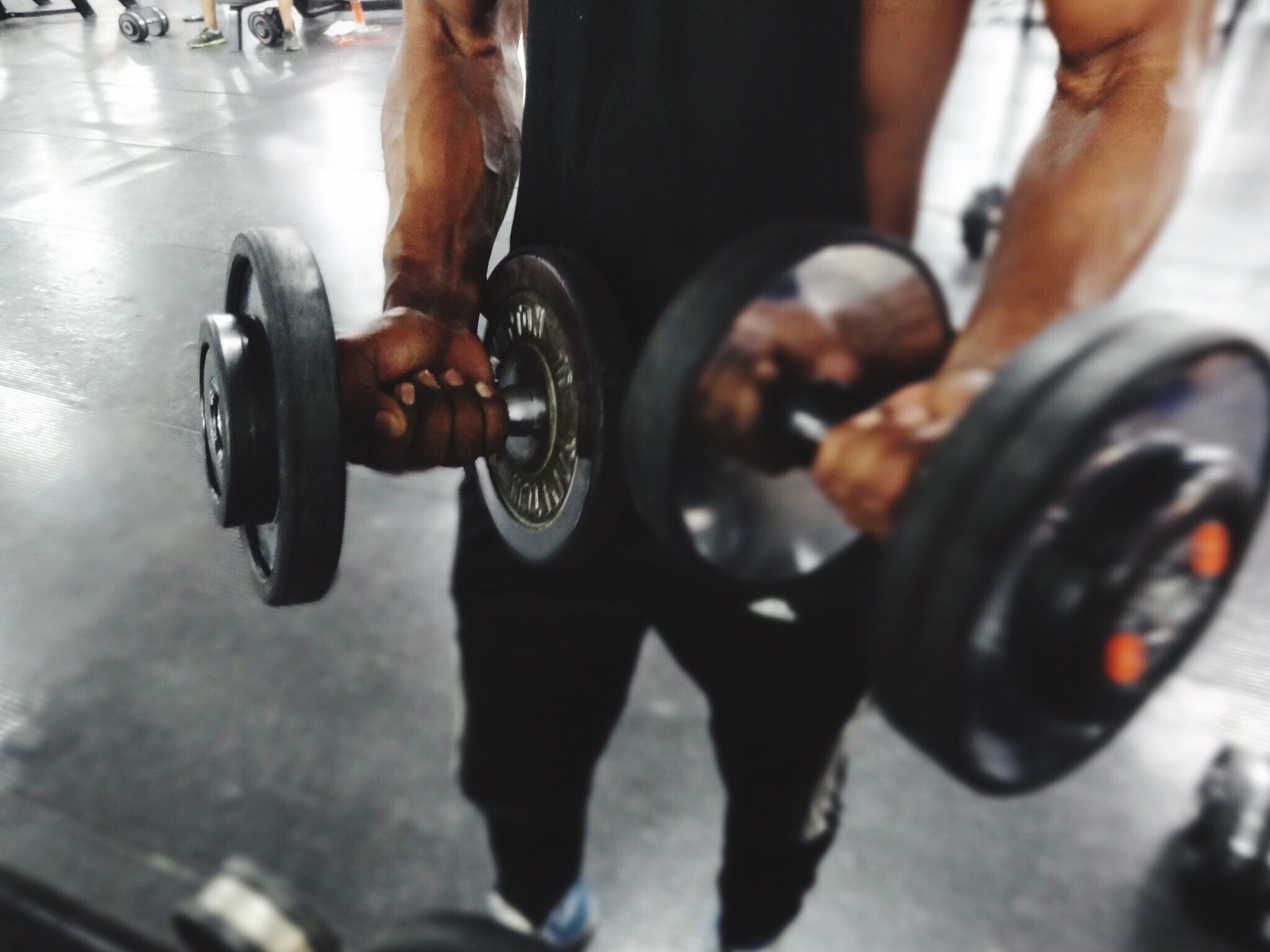 Levanta los hombros y la espalda con nuestro entrenamiento casero con mancuernas Levanta los hombros y la espalda con nuestro entrenamiento casero con mancuernas
