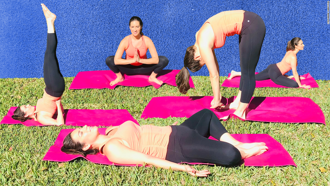 Reducir la fatiga con esta rutina de yoga fácil