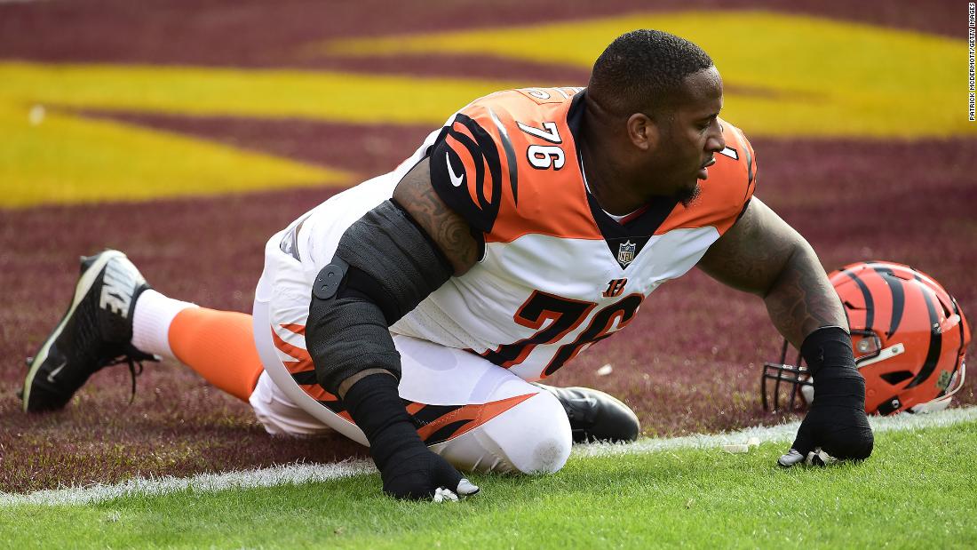 Cómo el yoga ayuda a Mike Daniels, jugador profesional de la NFL, a combatir la tensión