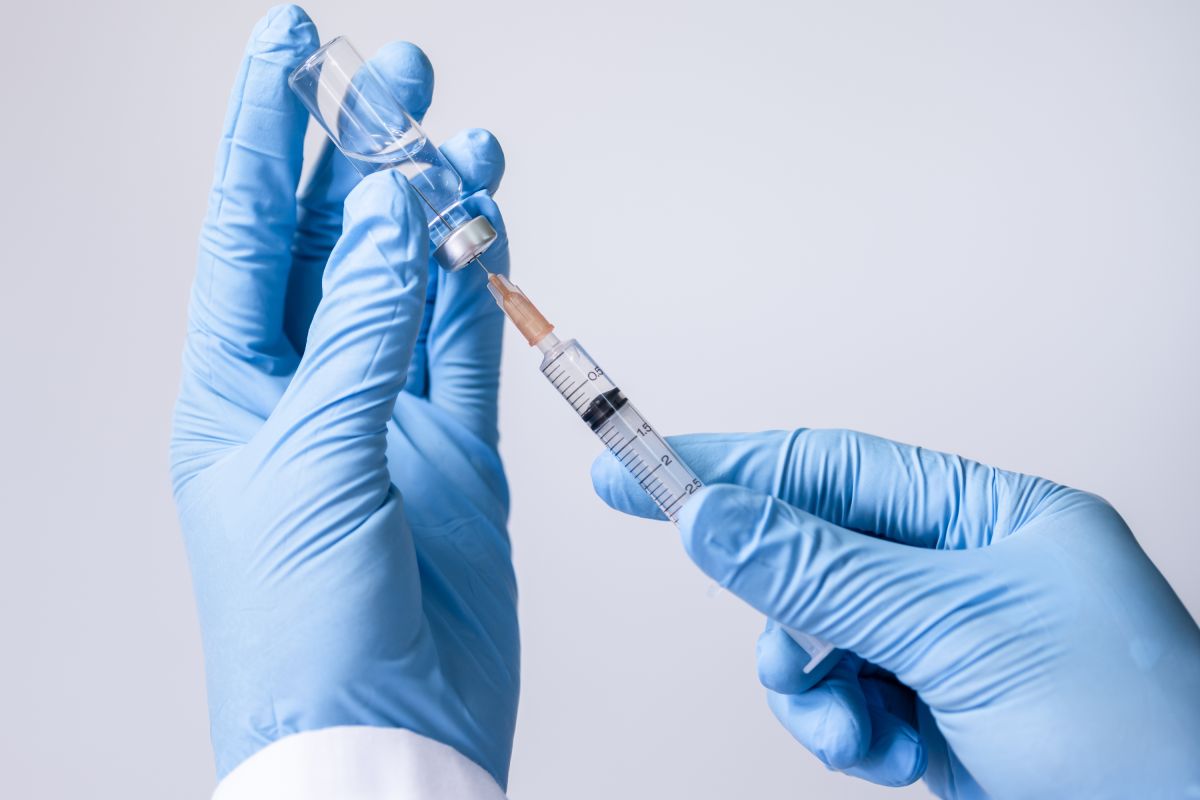 No serán necesarios largos ensayos clínicos para probar vacunas modificadas por variantes, según la FDA