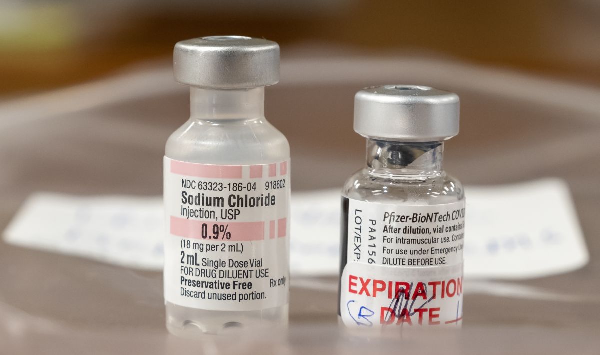 La primera ampolla de la vacuna COVID-19 utilizada en EE.UU. se dirige al museo