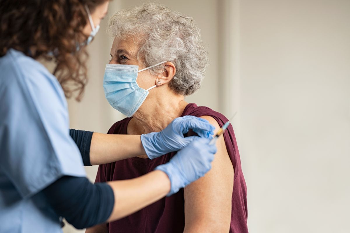 Si te has vacunado contra la COVID-19, esto es lo que dicen los CDC que puedes hacer