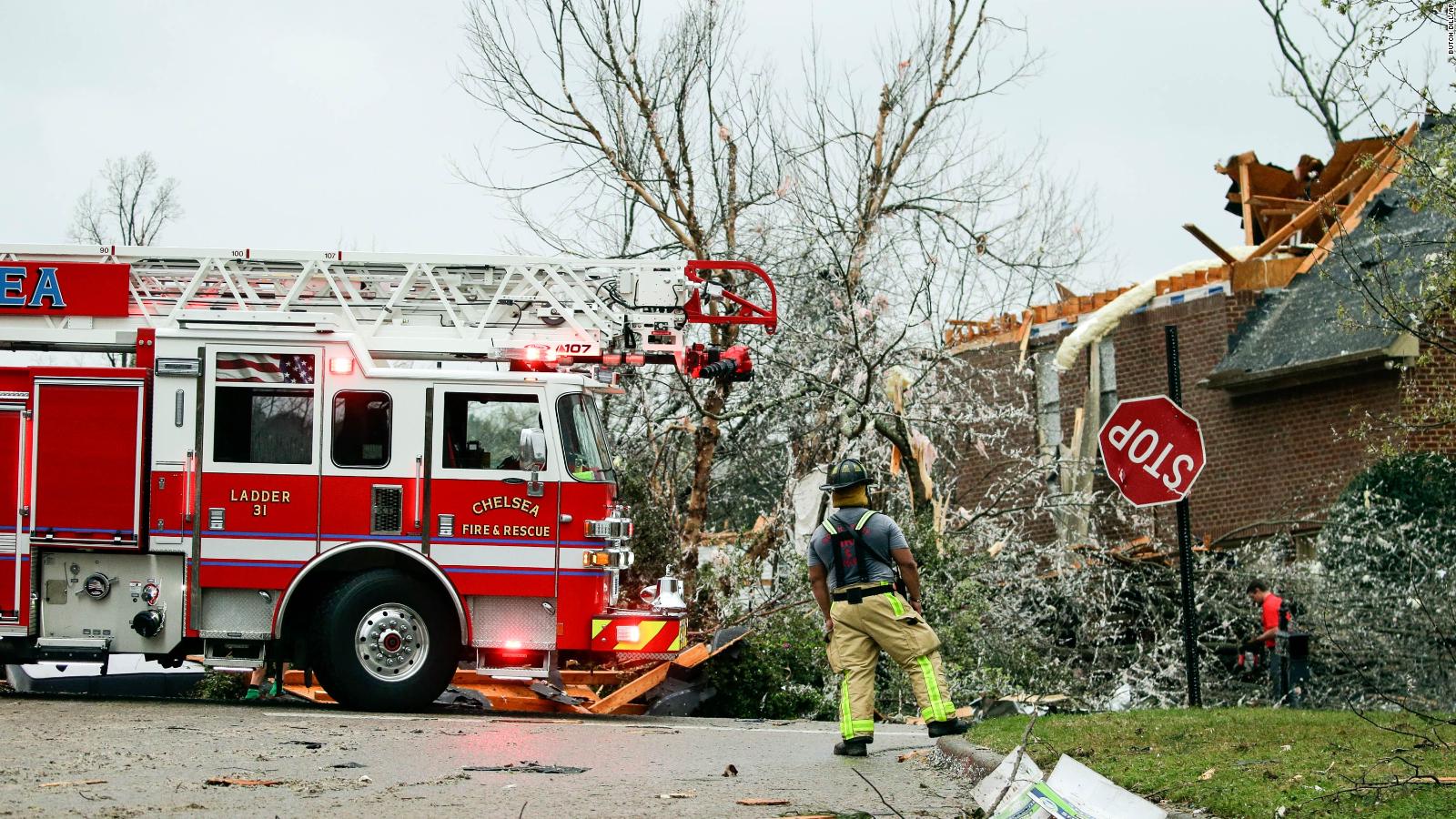 Un hombre pensó que iba a morir y el dueño de un gimnasio vio cómo un tornado de Alabama levantaba el techo