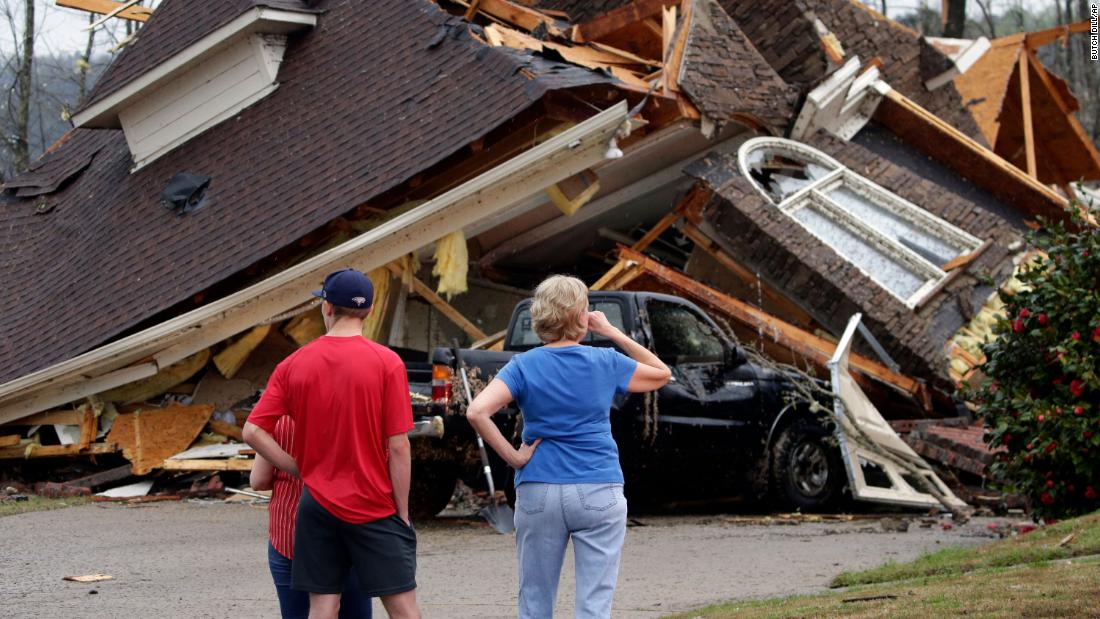 Un hombre pensó que iba a morir y el dueño de un gimnasio vio cómo un tornado de Alabama levantaba el techo