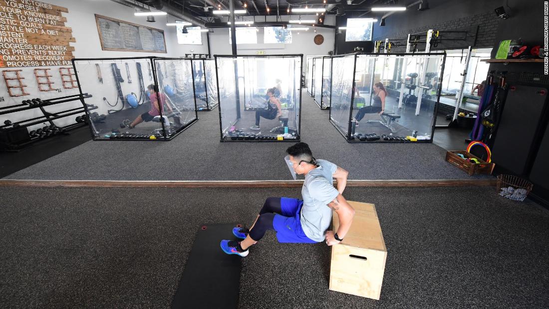 Cómo hacer que tu entrenamiento en el gimnasio sea menos arriesgado durante la pandemia