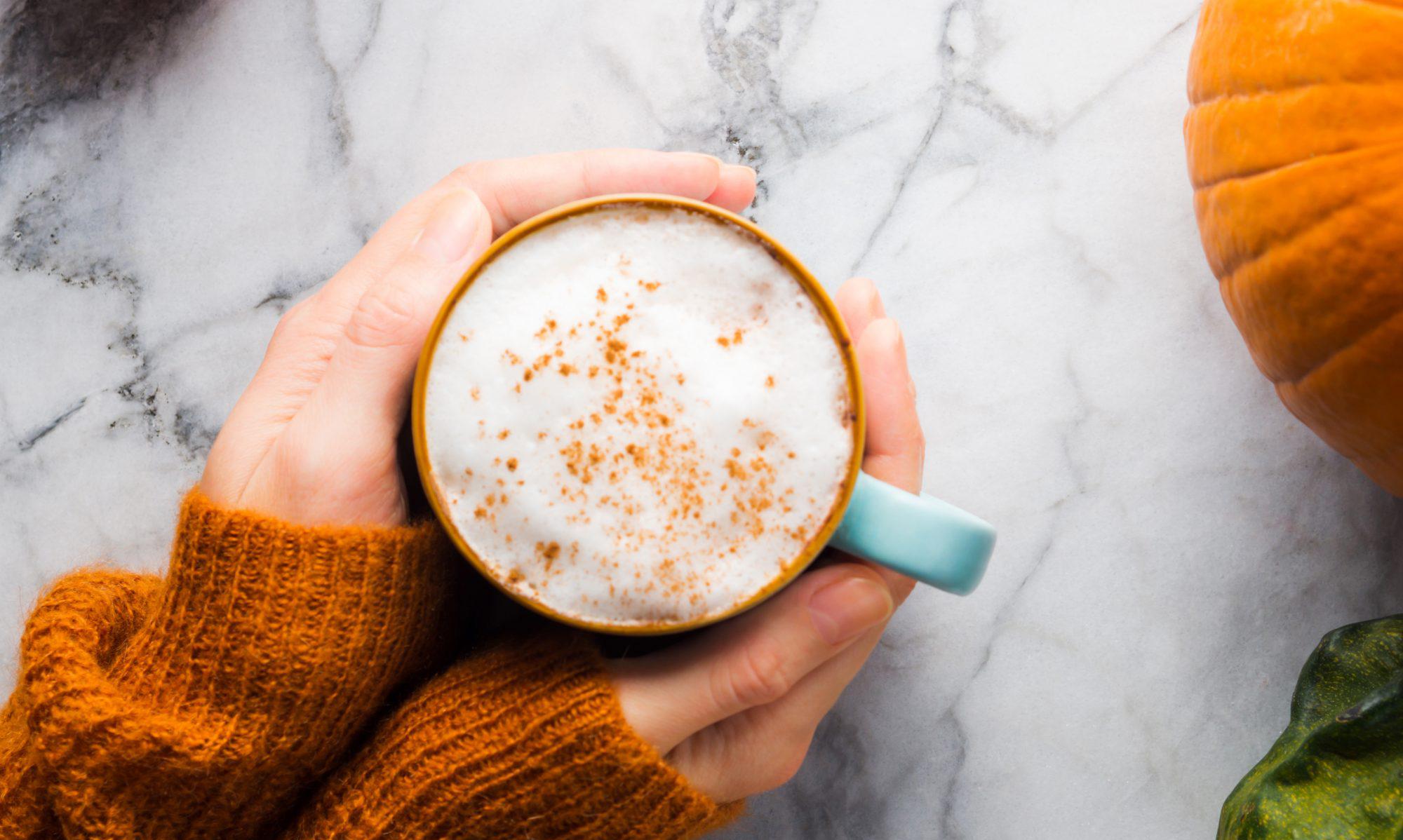 Este café con leche de boniato de 3 ingredientes sabe *justo* como un pastel