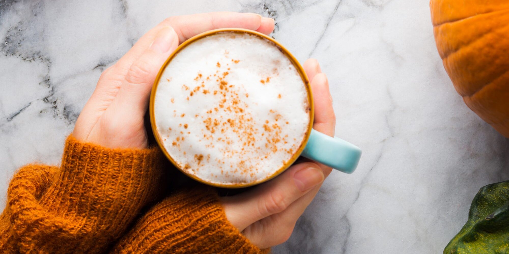 Este café con leche de boniato de 3 ingredientes sabe *justo* como un pastel