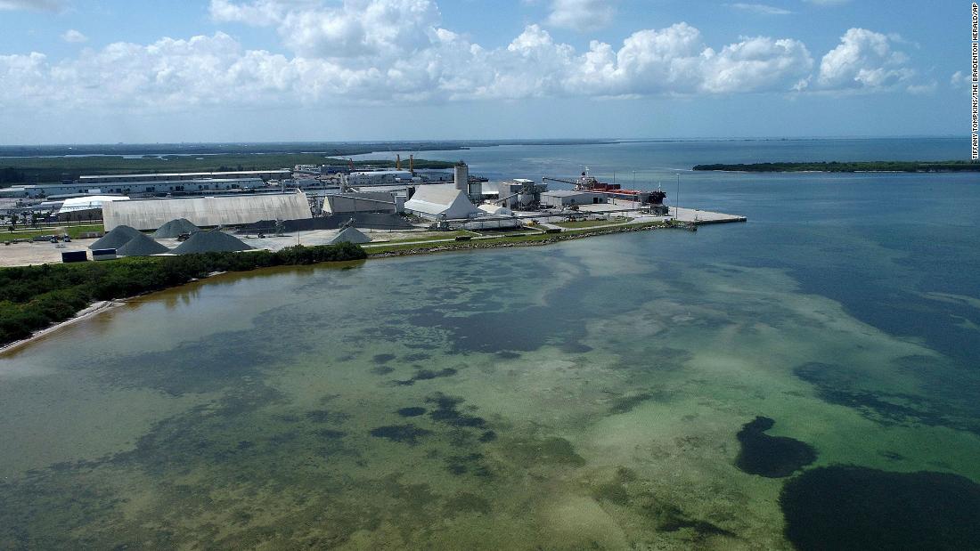 Las aguas residuales de Piney Point tienen en vilo a la bahía de Tampa por una posible marea roja y una proliferación de algas